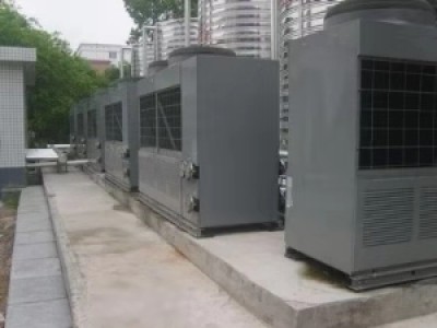 河北榕城中天服饰：采用的是超低温空气能冷暖机组